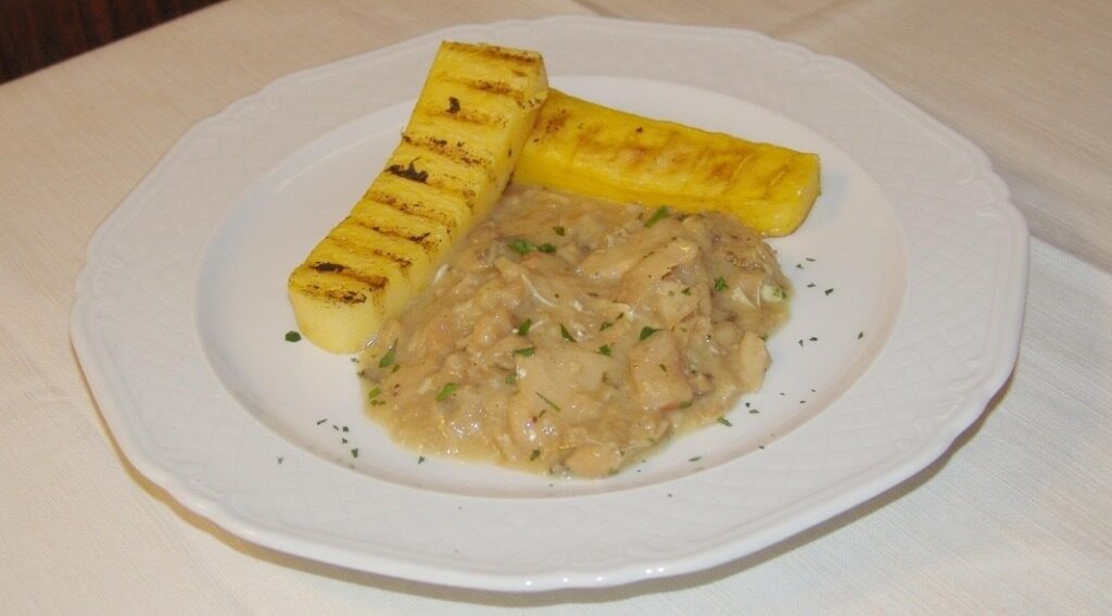 Piatto della cucina locale con polenta