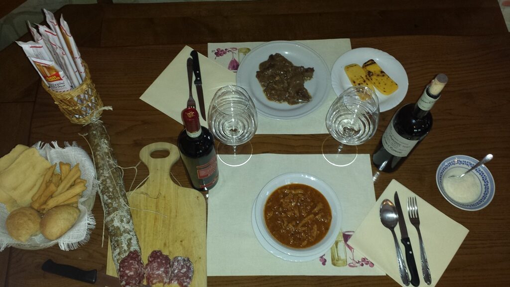 Piatti e vino preparati su una tavola dell'osteria
