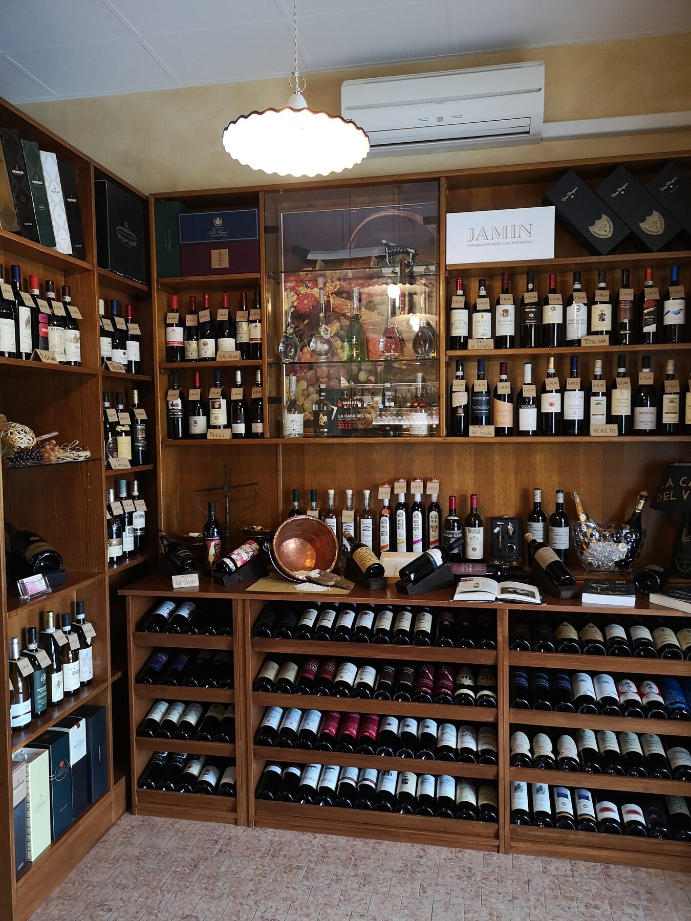 La ricca selezione di vini della Casa del Vino