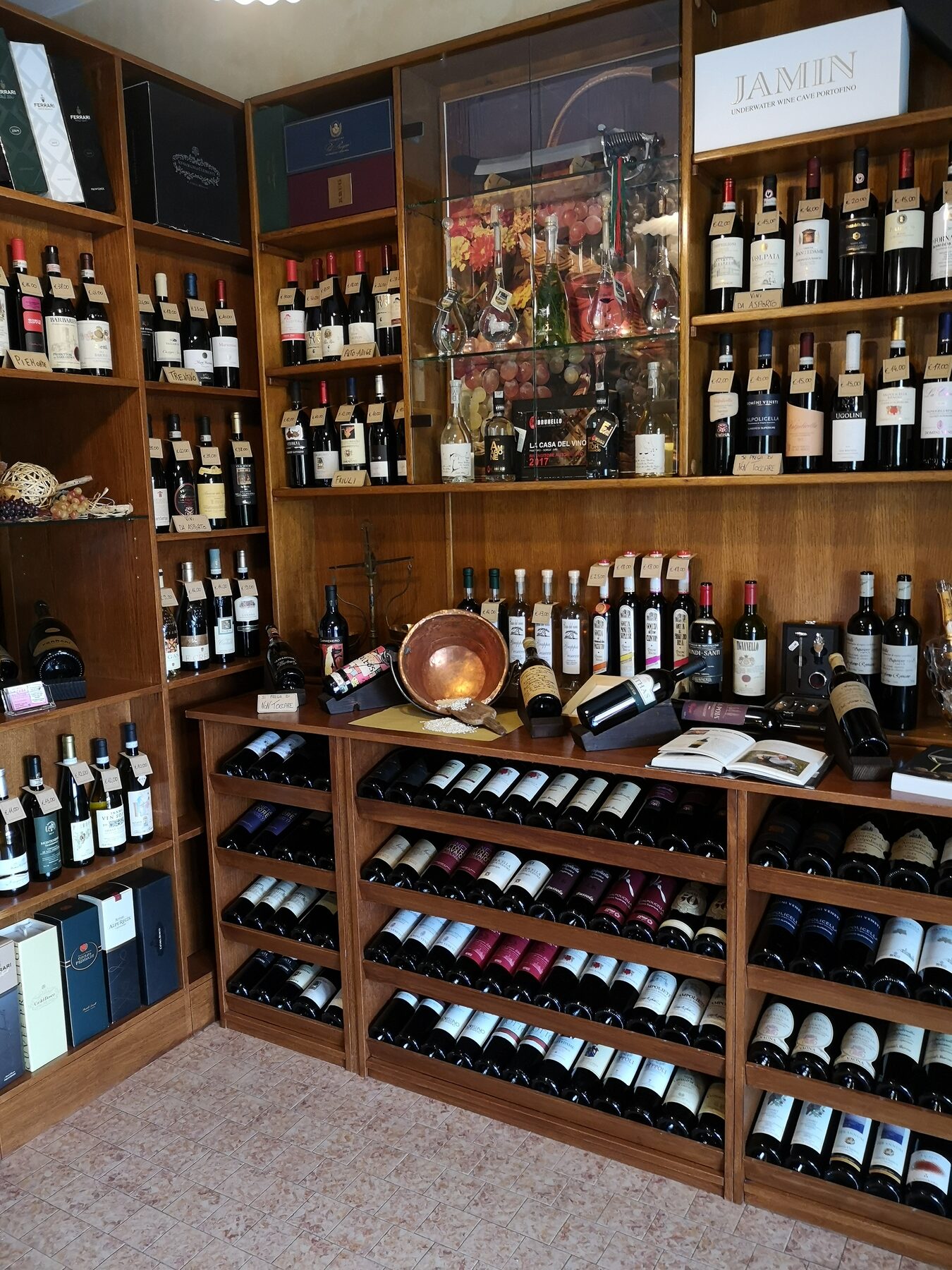 Scaffali di vini all'interno della Casa del Vino