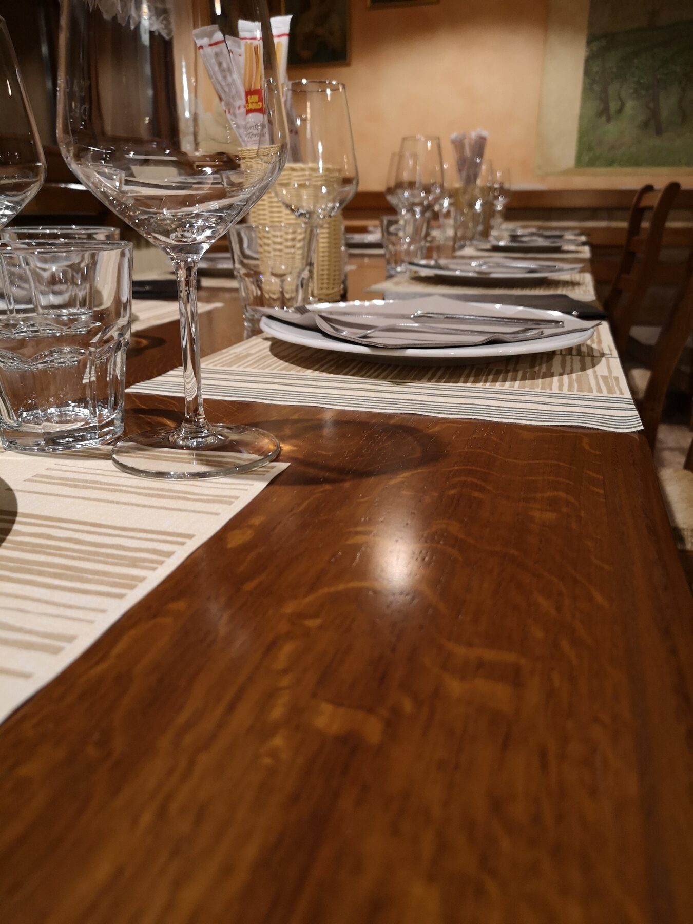 Tavolo apparecchiato all'osteria