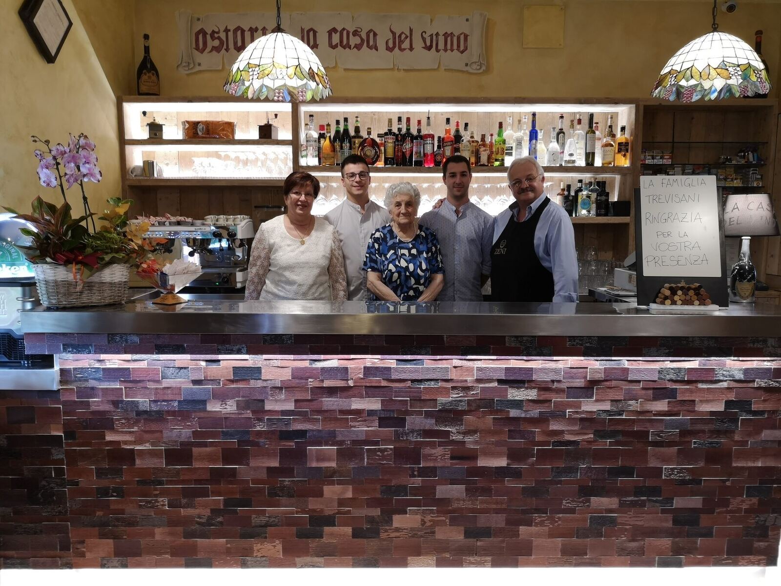Un momento dietro il bancone della Casa del Vino