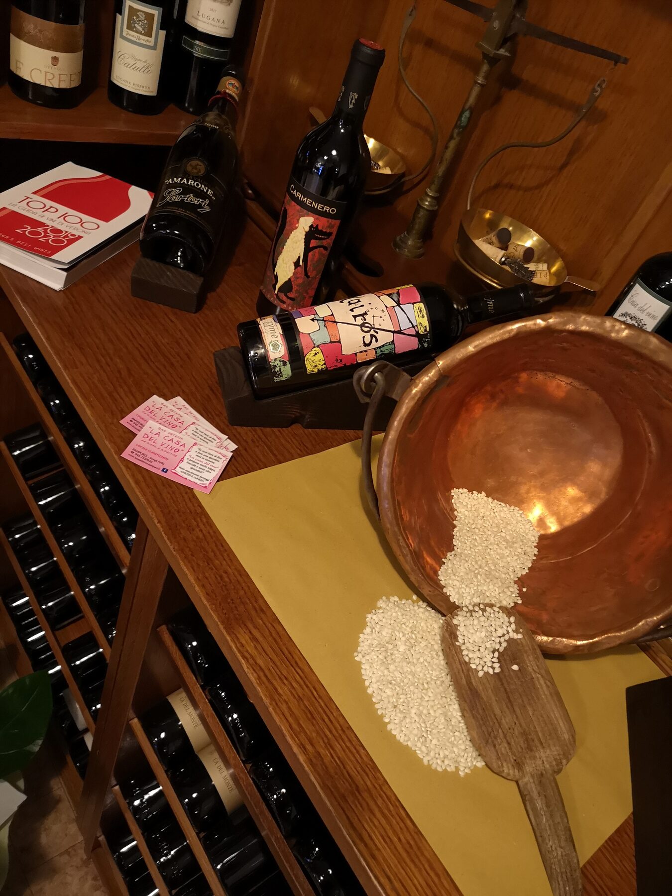 Una selezione di vini e accessori della cantina