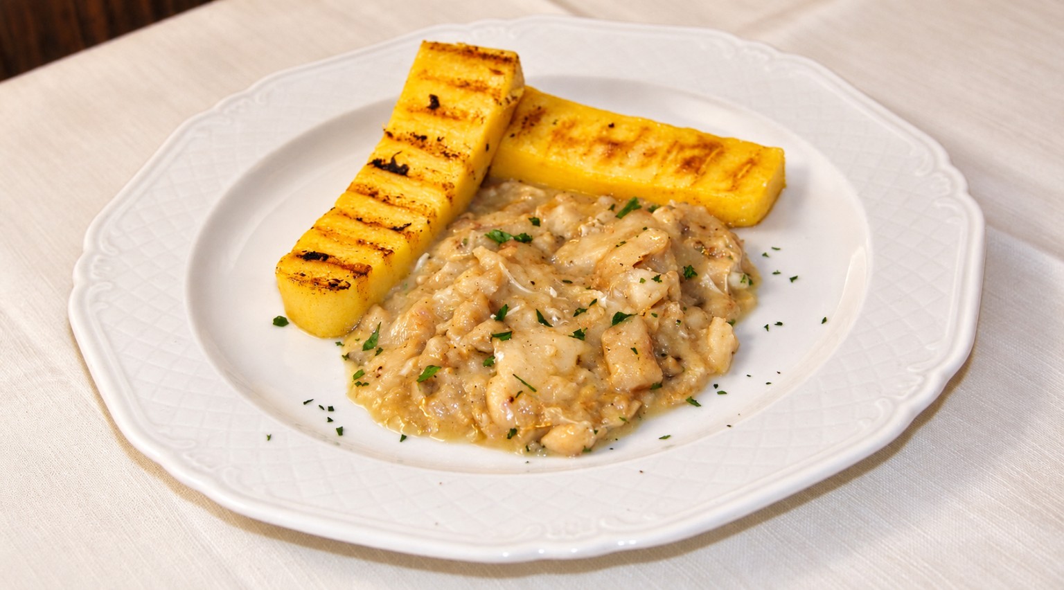 Luccio in salsa accompagnato da polenta grigliata